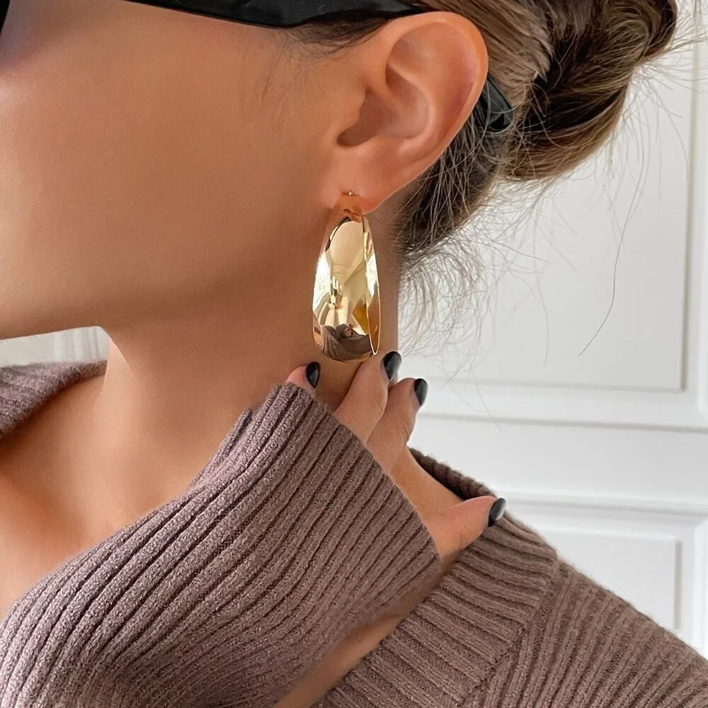 Yellow Gold tone Elegant Women's Minimalist Hoop Earrings - Picture 5 of 8